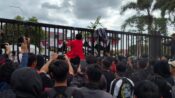 Demo di Mapolda Kalteng Ricuh, Massa Lempar Botol Hingga Telur Dibalas Water Canon Polisi