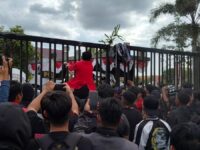Demo di Mapolda Kalteng Ricuh, Massa Lempar Botol Hingga Telur Dibalas Water Canon Polisi