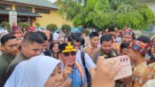 Tinjau MBG di SMAN 3, Gubernur Agustiar Jadi Magnet Siswa