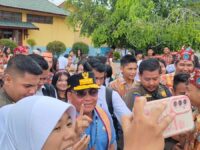 Tinjau MBG di SMAN 3, Gubernur Agustiar Jadi Magnet Siswa