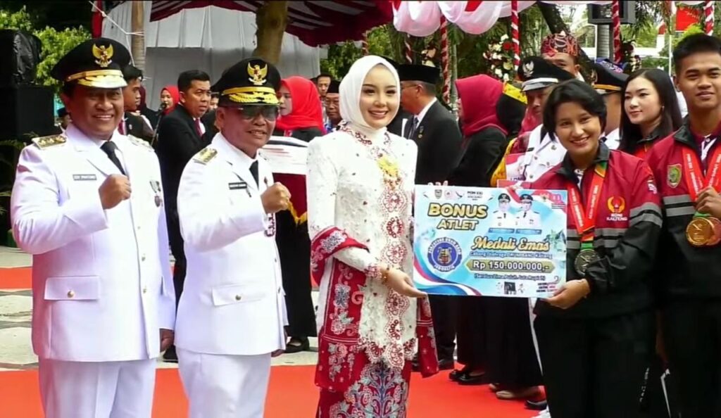 Gubernur Kalteng Serahkan Bonus Atlet PON Berjumlah Rp 1,2 Miliar