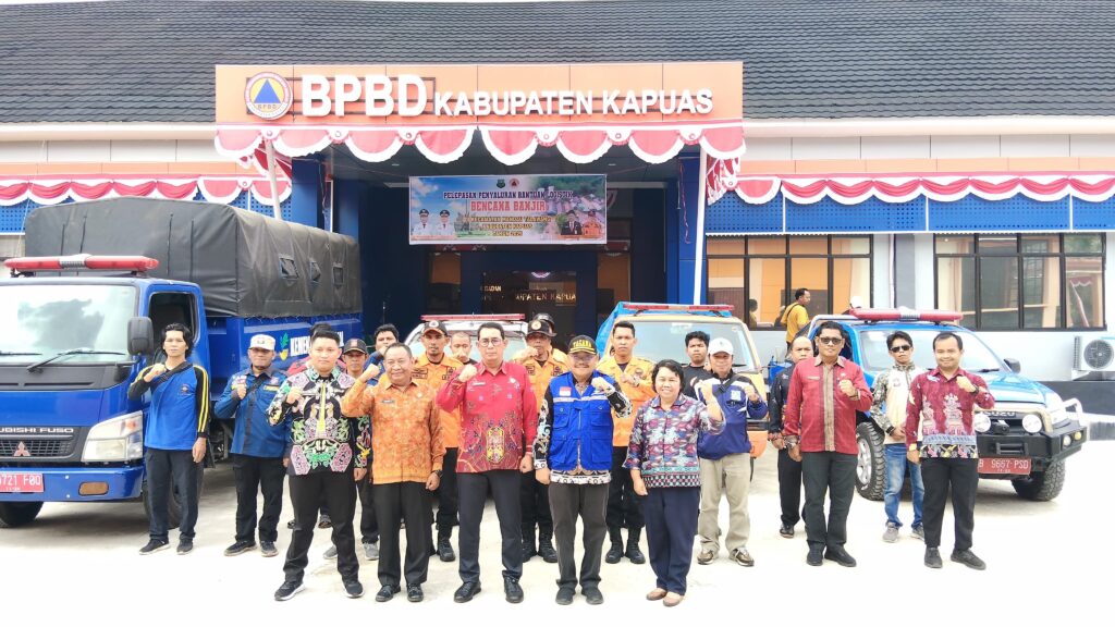 Bupati Kapuas Salurkan Bantuan Logistik Untuk Warga Terdampak Banjir