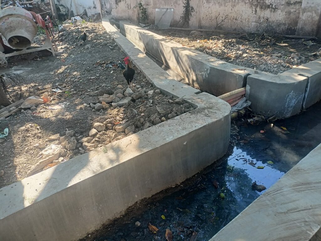 Proyek Siluman, Pekerjaan Drainase di Desa Tenggir Tanpa Papan Nama dan Gunakan Material Meragukan