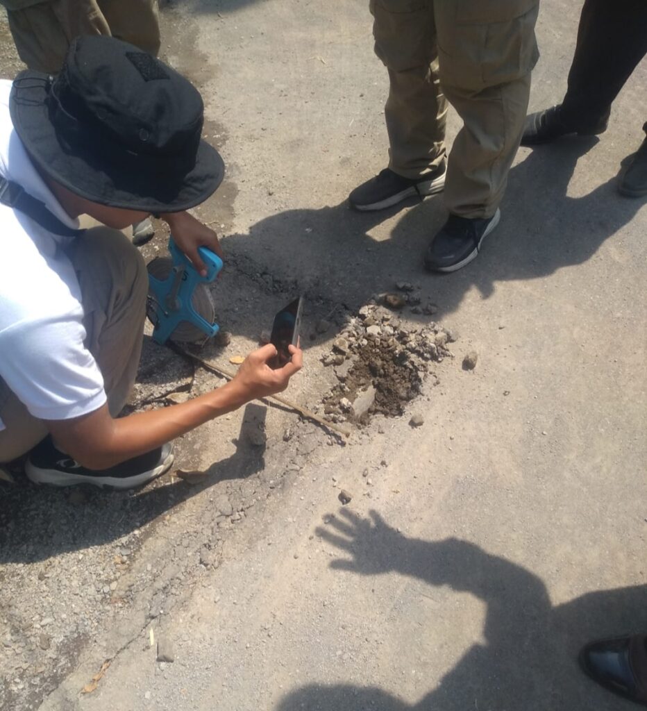 Tim Auditor Inspektorat Situbondo Turun ke Lokasi Proyek Jalan Desa Mlandingan Wetan
