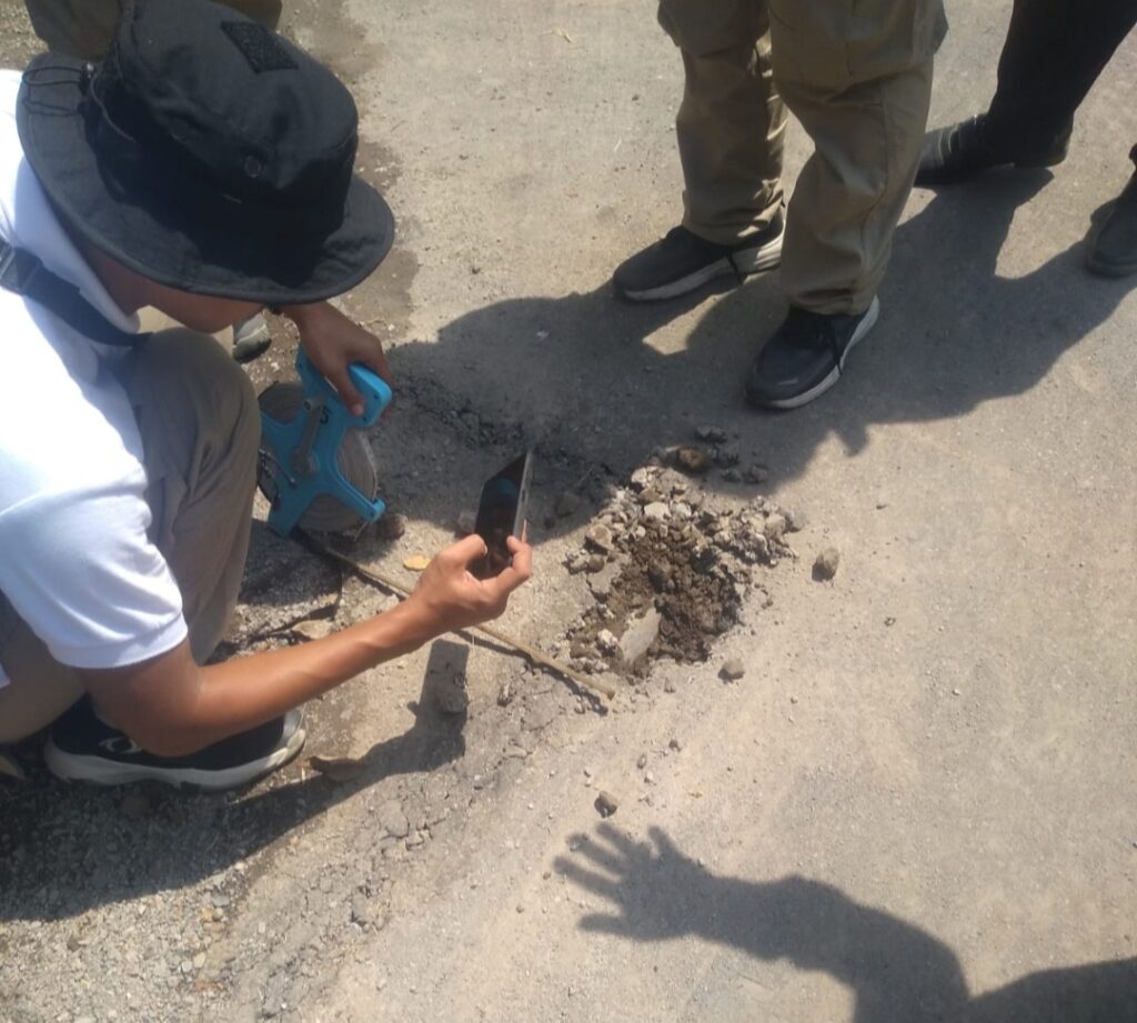 Inspektorat Situbondo Periksa Proyek Jalan Desa Mlandingan Wetan, Bongkar Aspal untuk Sampel