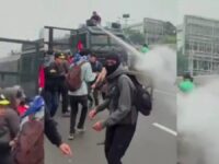 [Video] Water Canon Pukul Mundur Pendemo