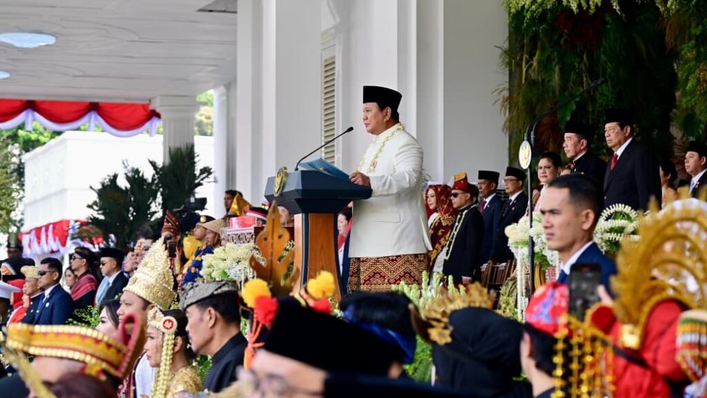 Presiden dan Menteri Tampil dengan Pakaian Adat