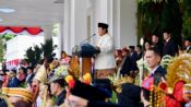 Presiden dan Menteri Tampil dengan Pakaian Adat