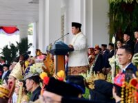 Presiden dan Menteri Tampil dengan Pakaian Adat