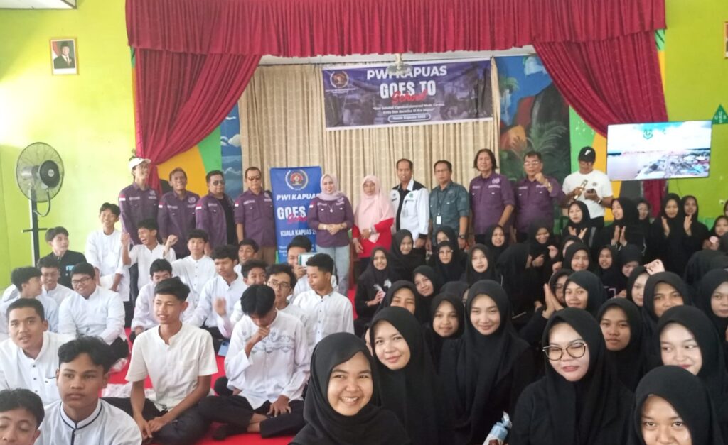 PWI Kapuas dan Diskominfosantik Gelar Goes To School di MAN Kapuas