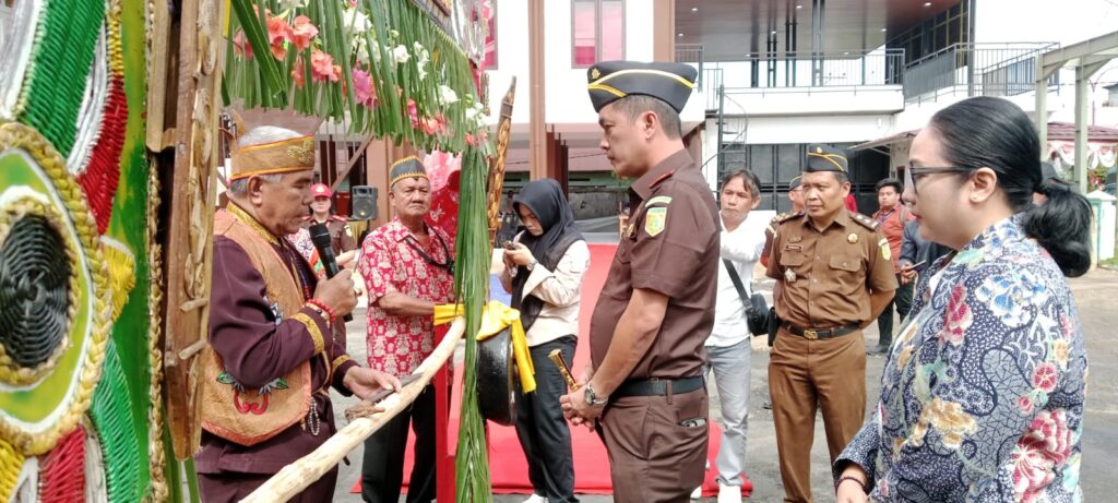 Upacara Adat Dayak Potong Pantan Sambut Kajari Kapuas yang Baru