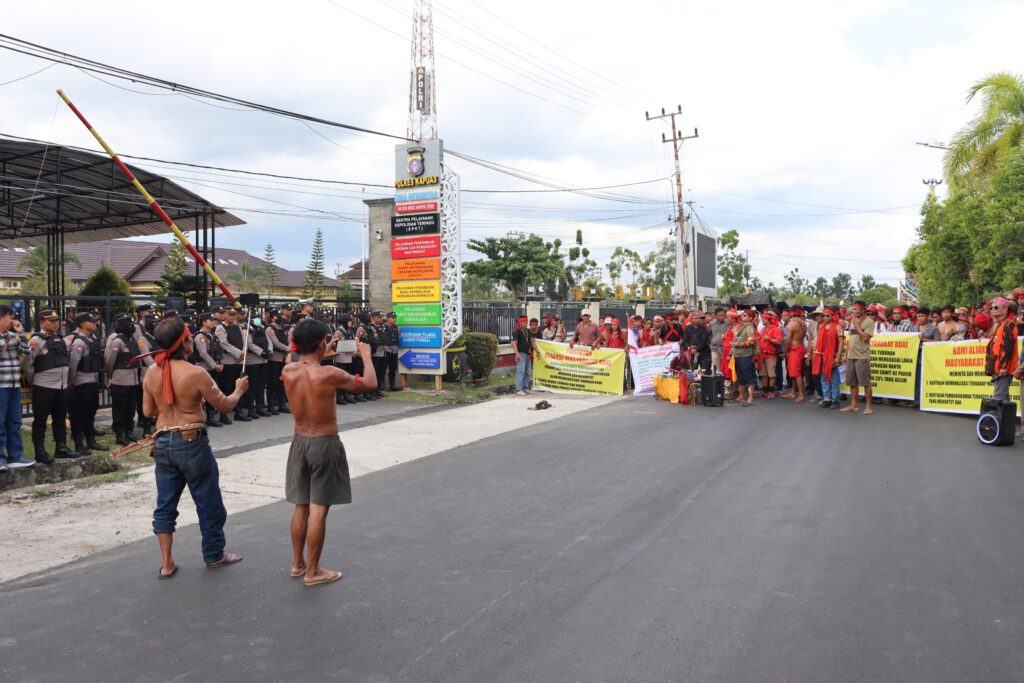 Aksi Damai Masyarakat Adat di Depan Polres Kapuas Berjalan Kondusif