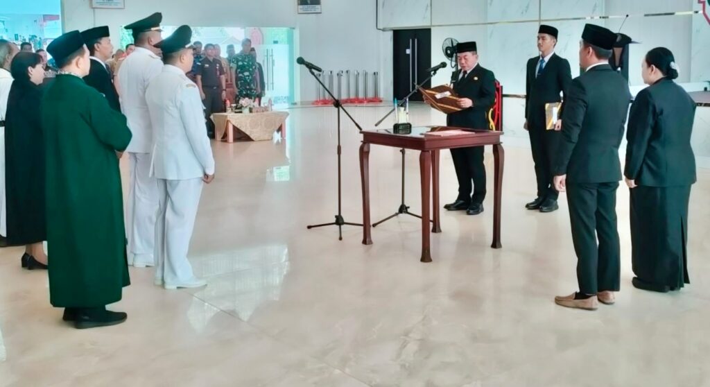 Bupati Wiyatno Lantik 71 ASN dan Serahkan SK Kepala Puskesmas Kapuas