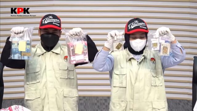 KPK Sita Rp193 Juta dan Emas 850 Gram dari Rumah Bupati Lampung Tengah