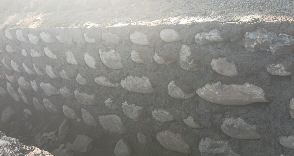 Batu Plontos Diduga Ilegal Terpasang di Proyek Drainase CV. Jitara Jaya, Pelaksana Menghilang