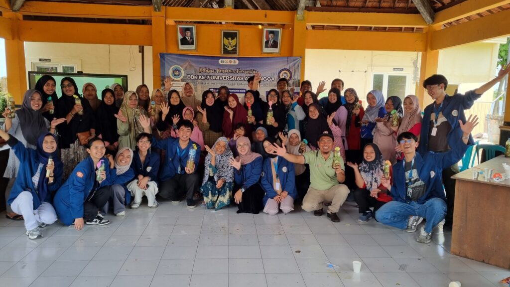 Tim BBK Unair Ajak Warga Bakalrejo Olah Sampah Jadi Eco Enzyme