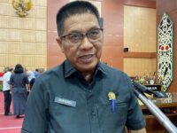 Foto Ketua DPRD sedang memberikan pernyataan terkait APBD di Palangka Raya.