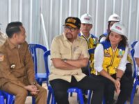 Foto Fairid Naparin bersama Muhammad Qodari sedang meninjau pembangunan Sekolah Rakyat di Jalan Tjilik Riwut Palangka Raya.