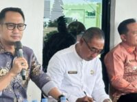 Foto Fairid Naparin sedang berdialog dengan pelaku usaha di Pasar Datah Manuah Palangka Raya.