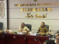 Foto Fairid Naparin sedang memaparkan rencana waterfront city di Kantor Wali Kota Palangka Raya.