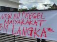 Tuntut Transparansi BBM, Massa Segel Kantor Pertamina Patra Niaga Kalteng