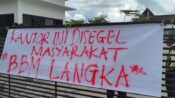 Tuntut Transparansi BBM, Massa Segel Kantor Pertamina Patra Niaga Kalteng