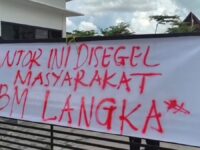 Tuntut Transparansi BBM, Massa Segel Kantor Pertamina Patra Niaga Kalteng