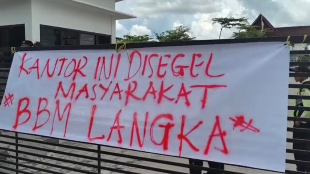 Tuntut Transparansi BBM, Massa Segel Kantor Pertamina Patra Niaga Kalteng