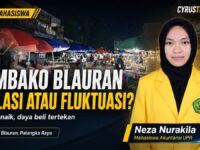 Foto mahasiswa sedang mengamati harga sembako di Pasar Blauran Palangka Raya.