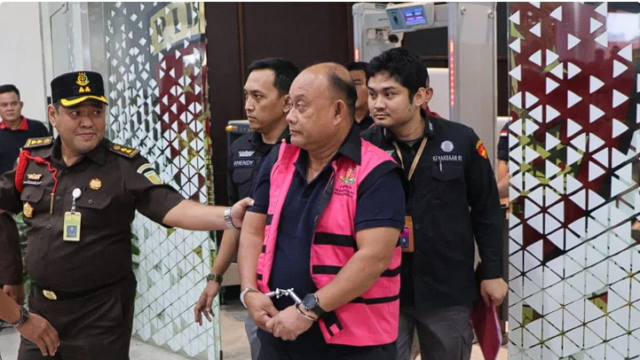 Foto Dadan Hindayana sedang menjalani proses hukum di Kejaksaan Agung Jakarta.