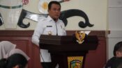 Foto Achmad Zaini sedang memimpin rapat penanggulangan kemiskinan di Kantor Wali Kota Palangka Raya.