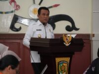 Foto Achmad Zaini sedang memimpin rapat penanggulangan kemiskinan di Kantor Wali Kota Palangka Raya.