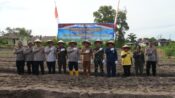 Foto Achmad Zaini sedang menghadiri penanaman jagung serentak di Mapolresta Palangka Raya.