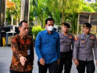 Foto Bupati Muara Enim Edison saat tiba di Gedung Merah Putih KPK usai terjaring OTT.
