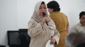 Foto Emi Abriyani sedang memberikan keterangan terkait layanan PBB-P2 di Palangka Raya.