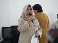 Foto Emi Abriyani sedang memberikan keterangan terkait layanan PBB-P2 di Palangka Raya.