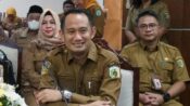 Foto Fairid Naparin sedang memberikan arahan terkait edukasi antikorupsi berbasis budaya Dayak di Palangka Raya.