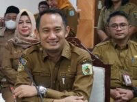 Foto Fairid Naparin sedang memberikan arahan terkait edukasi antikorupsi berbasis budaya Dayak di Palangka Raya.