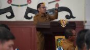 Foto Fairid Naparin sedang memaparkan program antikorupsi di Kantor Wali Kota Palangka Raya.