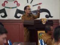 Foto Fairid Naparin sedang memaparkan program antikorupsi di Kantor Wali Kota Palangka Raya.