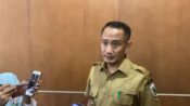 Foto Fairid Naparin sedang memberikan keterangan terkait relokasi Puskesmas Kayon di Palangka Raya.