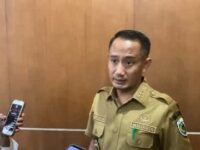 Foto Fairid Naparin sedang memberikan keterangan terkait relokasi Puskesmas Kayon di Palangka Raya.