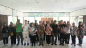 Foto Hendra Surya foto bersama anggota KIM di Kelurahan Tumbang Tahai Palangka Raya.