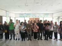Foto Hendra Surya foto bersama anggota KIM di Kelurahan Tumbang Tahai Palangka Raya.