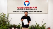 Foto Ketua Tim Pemenangan Tari Budayanti Usop, Damai Alam Usop, terkait laporan proses Pemilihan Rektor UPR ke Ombudsman Kalteng pada Kamis (18/06/2026).