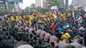 Foto Mahasiswa dan polisi dalam demo di Jakarta hari ini, Jumat, 12 Juni 2026. Foto: Khaerul Izan/Antara