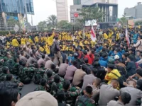 Foto Mahasiswa dan polisi dalam demo di Jakarta hari ini, Jumat, 12 Juni 2026. Foto: Khaerul Izan/Antara