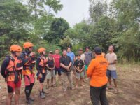 Foto Tim SAR Gabungan sedang melakukan pencarian bocah tenggelam di Sungai Kapuas.