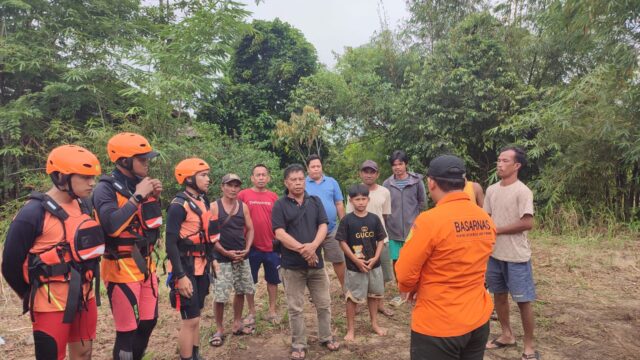 Foto Tim SAR Gabungan sedang melakukan pencarian bocah tenggelam di Sungai Kapuas.