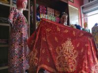 Foto pengrajin memperlihatkan Batik motif Benang Bintik dari Kalimantan Tengah.